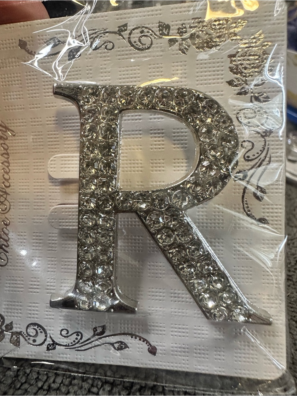 Crystal-Embellished R brooch - Silver